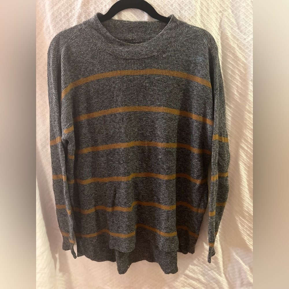 American Eagle sweater. Barely worn. Very soft.